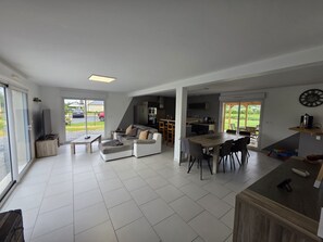 Living area - Large 3-star house—sleeps 10—near Bayeux and the ocean (Crouay)