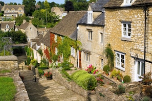 A traditional stone building with a narrow stone pathway leading to a door. - Luxury Loft Above The Chipping Steps, Tetbury  (Tetbury)