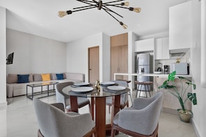 Una sala moderna con comedor, cocina y armario empotrado.