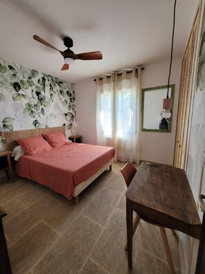 A bedroom with a bed, a ceiling fan, a table, and a mirror. - House with a yard in a quiet neighborhood (Entraigues-sur-la-Sorgue)
