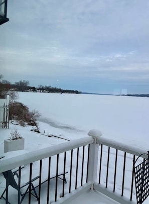Property grounds - Stunning Lakefront Cottage with Panoramic Lake Views & Unforgettable Sunsets (Jamestown)