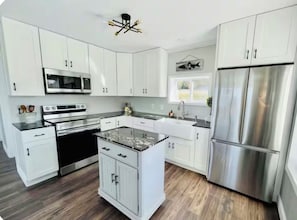 Private kitchen - Stunning Lakefront Cottage with Panoramic Lake Views & Unforgettable Sunsets (Jamestown)