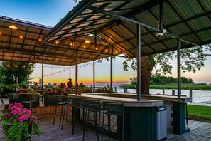 Outdoor dining - Spacious 20-bedroom Waterfront Retreat. Pool, Dock, 15 Boat Slips & Bay VIEWS! (Tilghman Island)