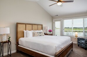 Room - Spacious 20-bedroom Waterfront Retreat. Pool, Dock, 15 Boat Slips & Bay VIEWS! (Tilghman Island)