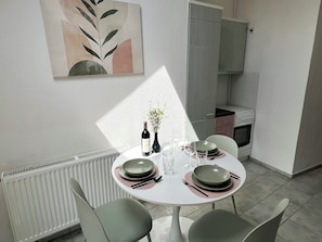 Dining - Elbestube - Old Town Apartment in Torgau on the Market Square with a View of the Town Hall Bay Window (Torgau)