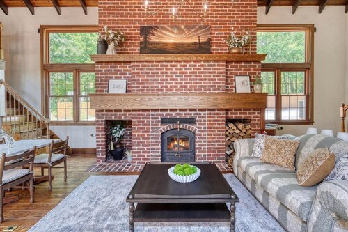 Gettysburg Queen Suite for 4 - Fireplace, Sofa Bed, Hot Tub & Sauna