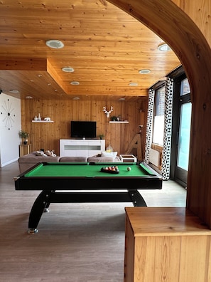 Games room - Charming house for 8 people, with a pool table and an enclosed garden (Sacquenville)