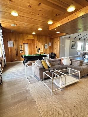 Games room - Charming house for 8 people, with a pool table and an enclosed garden (Sacquenville)