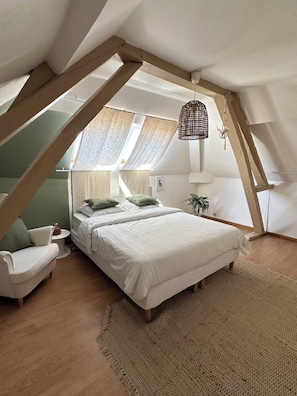 Room - Charming house for 8 people, with a pool table and an enclosed garden (Sacquenville)