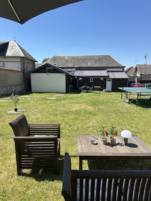 Outdoor dining - Charming house for 8 people, with a pool table and an enclosed garden (Sacquenville)