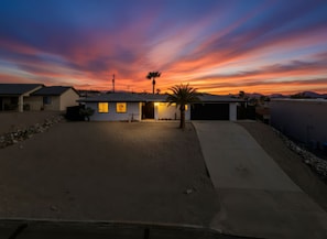 Exterior - Chic 4-bedroom house near marina Lake Havasu City (Lake Havasu City)
