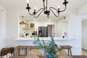 Dining - Chic 4-bedroom house near marina Lake Havasu City (Lake Havasu City)