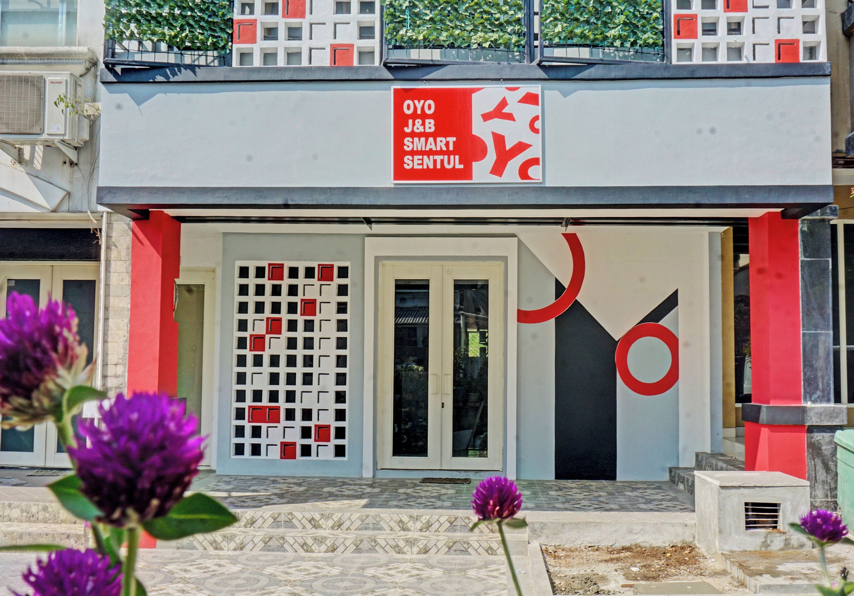 A building with a sign reading 'OYO J&B SMART SENTUL'.