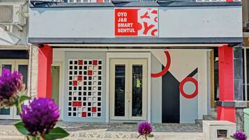 A building with a sign reading 'OYO J&B SMART SENTUL'.