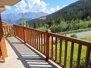 A wooden deck with a railing overlooking a mountainous landscape. - Ski-in/ski-out apartment with Mont Blanc view (Bourg-Saint-Maurice)