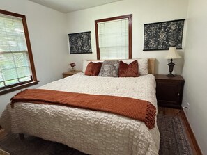 Room - Charming 2-bedroom home, walkable to downtown Missoula (Missoula)