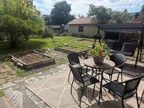 Outdoor dining - Charming 2-bedroom home, walkable to downtown Missoula (Missoula)