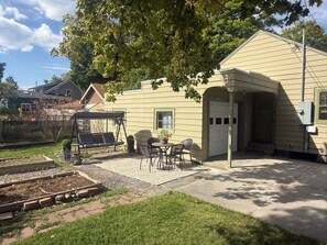 Outdoor dining - Charming 2-bedroom home, walkable to downtown Missoula (Missoula)