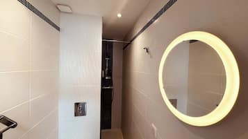 Un baño moderno con inodoro, lavabo y ducha.