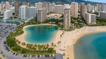 Un paisaje urbano costero con edificios altos, una bahía curva y una playa con palmeras.