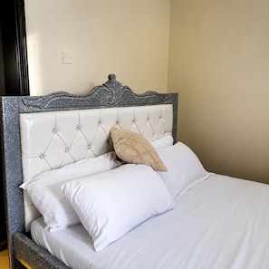 Room - Wake up refreshed in kampala
Luxury, comfort, and convenience all in one room. (Kampala)
