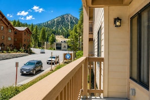 A hotel with a balcony overlooking a street and a mountain. - Ski-In/Ski-Out Snowbird Sanctuary 687 (Mammoth Lakes)