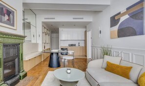 Living area - STYLISH 2-BEDROOM HOME IN THE HEART OF THE LOUVRE DISTRICT (Paris)