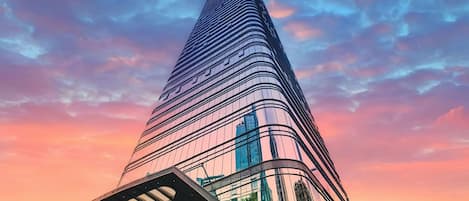 Un rascacielos alto y moderno con fachada curva y un diseño arquitectónico distintivo.
