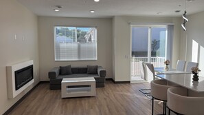Living area - 2-bedroom furnished townhome in delightful Rochester with AC and comfort (Rochester)