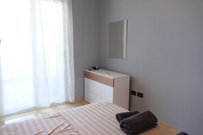 Room - Apartment next to Block District (Tiranë)