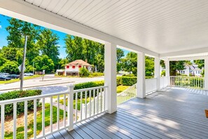 Terrace/patio - Cape Cod Style 5-Bedroom Retreat with a wrap-around Porch in Vibrant Baltimore (Baltimore)