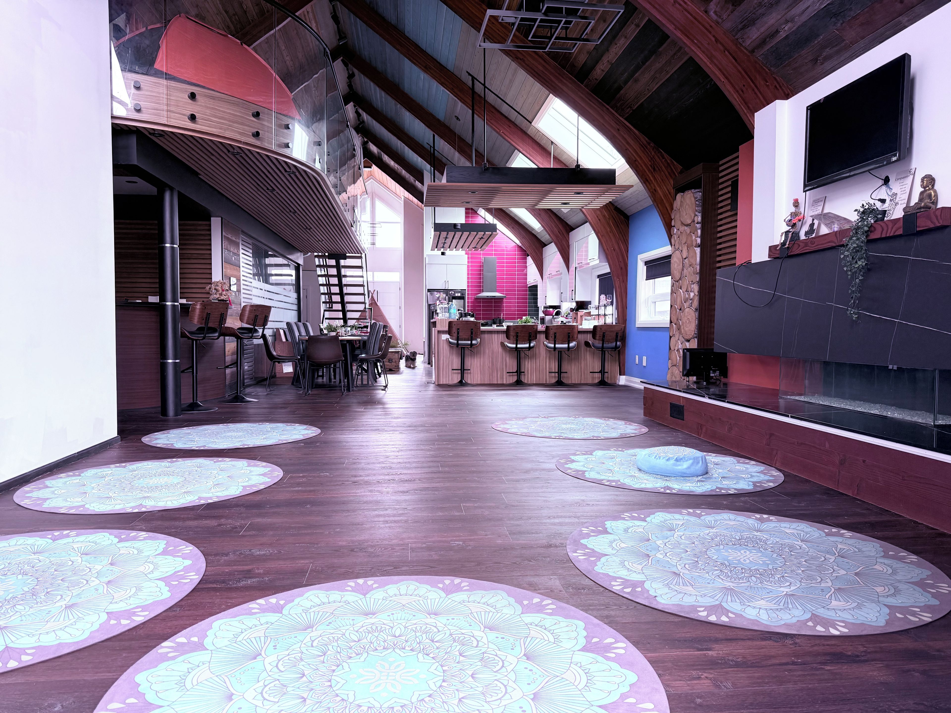 Un interior espacioso con una larga zona de comedor, cocina y bar.