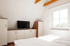 Room - Albatros Thatched Cottage—fenced, 774 m from the beach (Hohenkirchen)