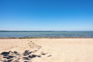 Beach - Albatros Thatched Cottage—fenced, 774 m from the beach (Hohenkirchen)