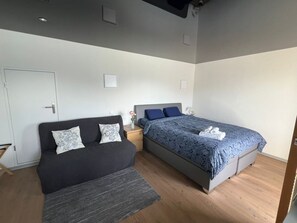 Room - Modern 1-bedroom apartment in Sigriswil with breathtaking view (Sigriswil)