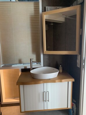 Bathroom - Modern 1-bedroom apartment in Sigriswil with breathtaking view (Sigriswil)