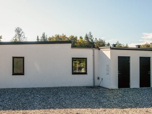 A modern building with a flat roof, two windows, and a door. - 4 Star Holiday Home in Ebeltoft (Ebeltoft)