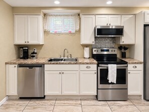 Private kitchen - Spacious Denver 2BR Retreat-Backyard Oasis (Denver)