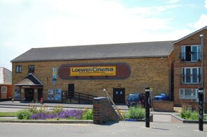 A building with a sign for Loewen Cinema. - relaxing and peaceful stay in Mablethorpe, funfair, cinema, places to eat, beach (Mablethorpe)