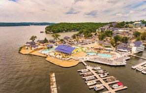 Marina - Specious room, free golf, and swim-up bar (Osage Beach)