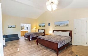 Room - Specious room, free golf, and swim-up bar (Osage Beach)