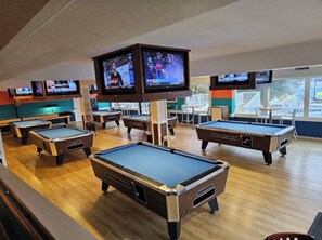 Games room - Specious room, free golf, and swim-up bar (Osage Beach)