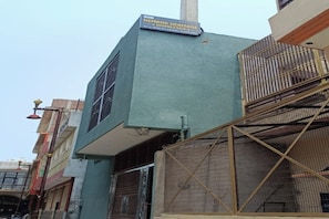 Un edificio con un cartel que dice 'Heman Heritage'.