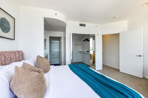 A hotel room with a bed, a bathroom, and a closet. - Coral Marina' Water Views Pool Jacuzzi Sauna Gym (Marina del Rey)