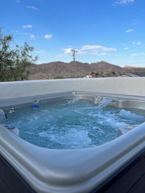 Outdoor spa tub - Charming 3-bedroom house with Hot tub, AC and WiFi in awesome Joshua Tree! (Joshua Tree)