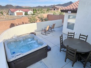 Outdoor dining - Charming 3-bedroom house with Hot tub, AC and WiFi in awesome Joshua Tree! (Joshua Tree)