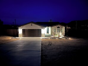 Exterior - Charming 3-bedroom house with Hot tub, AC and WiFi in awesome Joshua Tree! (Joshua Tree)