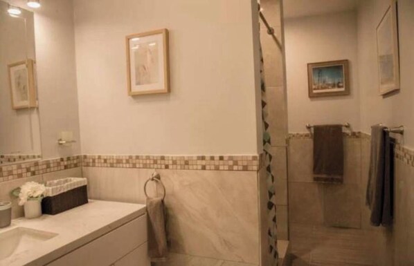 Bathroom - 2-bedroom condo in beautiful Marbella with refreshing AC (Marbella)