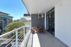 Outdoor dining -  2 Bedroom Gem in Sea Point, Walk to the Promenade (Cape Town)