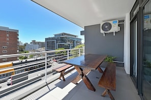 Outdoor dining -  2 Bedroom Gem in Sea Point, Walk to the Promenade (Cape Town)